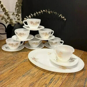 16 pièces 8 plates,  6 mugs , 1 service plate & 1 creamer⚠️